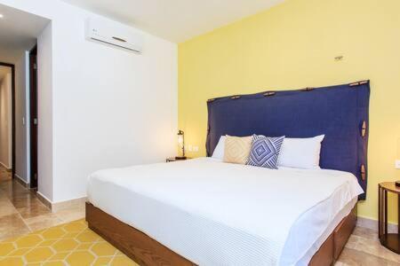 Casa de férias Vibrant Condo, Fiberoptic Wifi, Workspace & A Pool