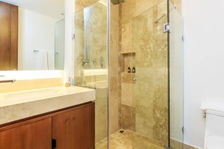 Vibrant Condo, Fiberoptic Wifi, Workspace & A Pool Tulum