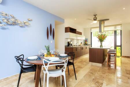 Vibrant Condo, Fiberoptic Wifi, Workspace & A Pool Casa de férias