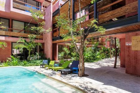 Vibrant Condo, Fiberoptic Wifi, Workspace & A Pool