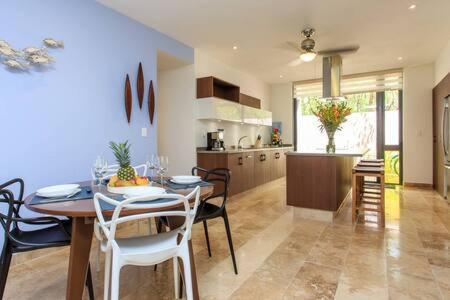 Vibrant Condo, Fiberoptic Wifi, Workspace & A Pool Casa de férias