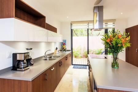 Vibrant Condo, Fiberoptic Wifi, Workspace & A Pool *
