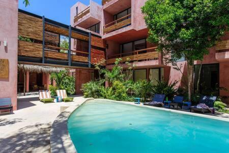 Casa de férias Vibrant Condo, Fiberoptic Wifi, Workspace & A Pool