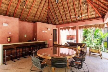 Vibrant Condo, Fiberoptic Wifi, Workspace & A Pool Casa de férias